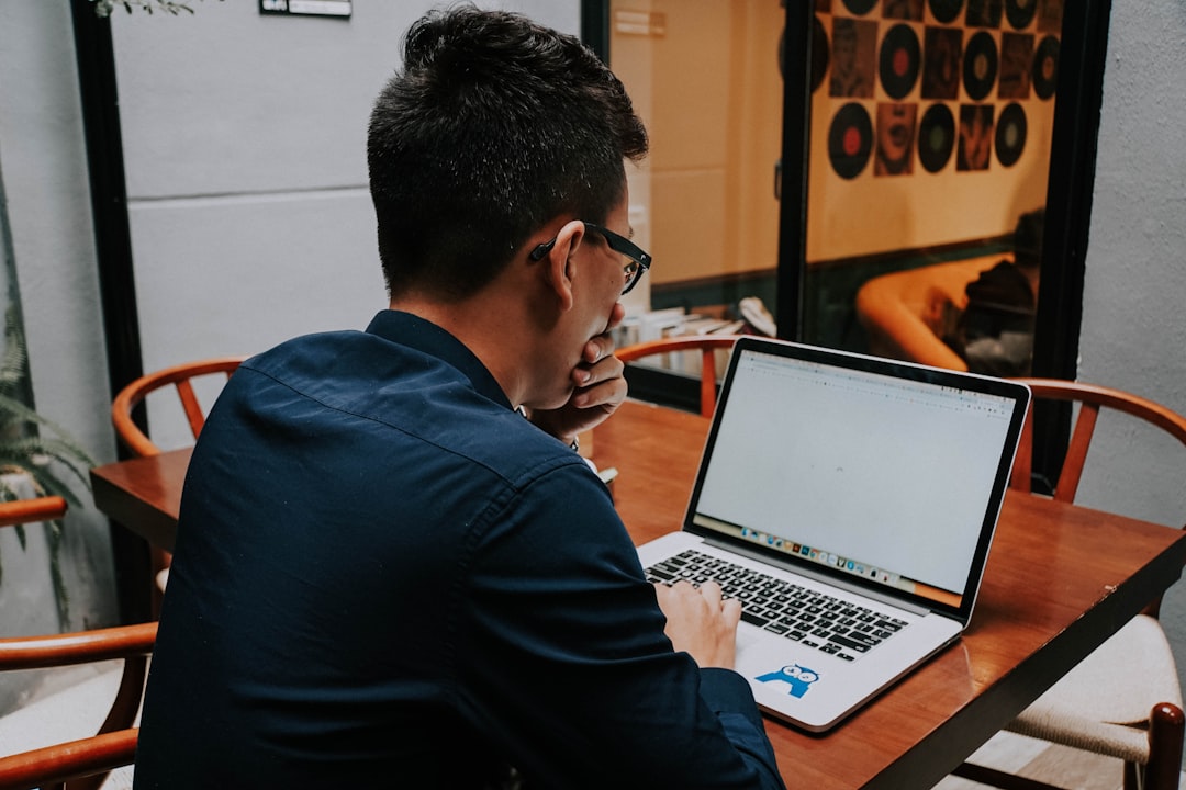 Évaluation des risques en marketing digital stratégique.