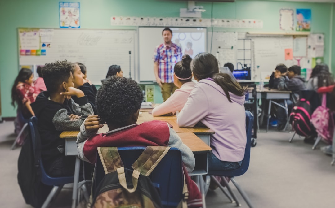 Classes virtuelles et compétences digitales essentielles.