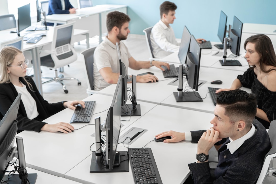 Enseignement digital optimisé avec classes virtuelles interactives.